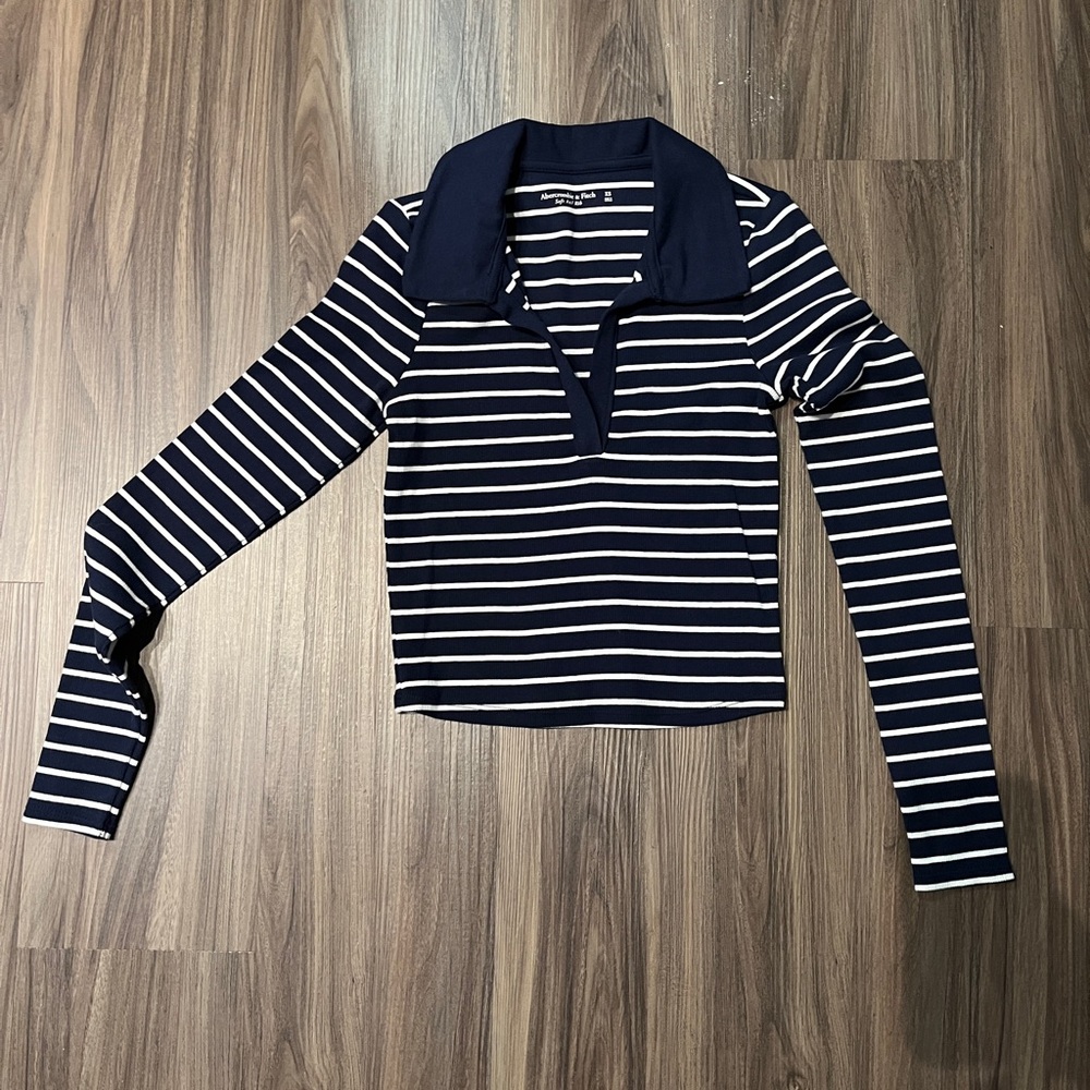 Abercrombie cropped long sleeve collared top